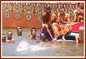 Swamishri takes a ritual dip