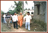 Shri S Mohanty, Collector of Jagatsinhpur visits BAPS flood relief camps