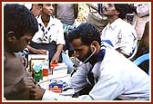 BAPS doctors treat the victims of the flood