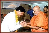 Swamishri welcomes Shri Pramod Mahajan, Minister of I.T., prior to the inauguration ceremony