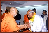 H.E. Sundersinh Bhandari, Governor of Gujarat, is welcomed by Swamishri