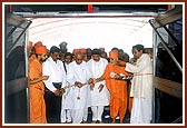Swamishri and dignitaries untie the naada chhadi and inaugurate the Institute