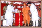 Swamishri and dignitaries light the inaugural lamp in the assembly