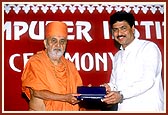 Swamishri presents a memento to Shri Pramod Mahajan 