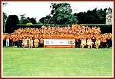 Group photo of sadhus with kishore delegates