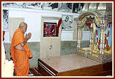 Swamishri doing darshan in the room where Yogiji Maharaj resided