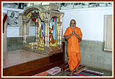 Swamishri circumambulates in the room where Yogiji Maharaj resided 