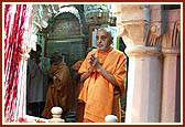 Swamishri doing darshan and circumambulating in the Akshar Deri