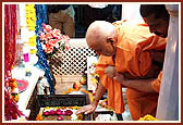 Swamishri doing darshan and circumambulating in the Akshar Deri