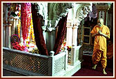 Swamishri doing darshan and circumambulating in the Akshar Deri