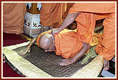 Swamishri prostrates before Akshar Deri