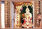 Swamishri prostrates before Shri Ghanshyam Maharaj