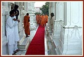 Swamishri circumambulates the mandir