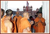 Swamishri doing darshan at the shrine of Shri Hanumanji