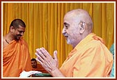 Swamishri prays to Thakorji