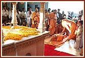 Swamishri offers prostrations to the Shrine of Yogiji Maharaj