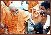 Swamishri blesses a child