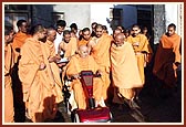 Swamishri discusses along the way