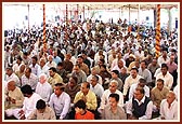 Devotees during Swamishri's puja