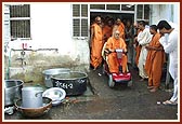 Swamishri exits the utensils store