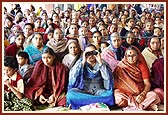 Devotees during Swamishri's puja