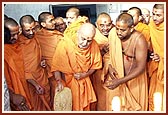 Swamishri observes the rotis