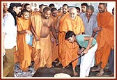 Swamishri observes the rotis 
