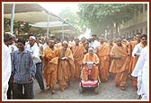 Swamishri patiently listens to details of the complex renovation plans and offers his guidance in the dusty environment