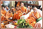 Swamishri sings the thals before Thakorji 