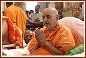 Swamishri sings the thals before Thakorji 