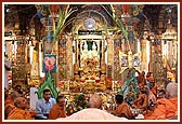 Swamishri sings the thals before Thakorji 