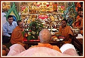 Swamishri joins in singing of the thals before Thakorji