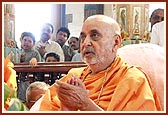 Swamishri sings the thals before Thakorji 