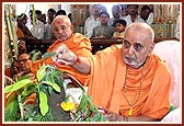 Swamishri performs rituals of Govardhan Puja