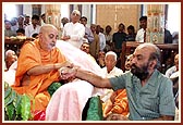 Swamishri ties nadachhadi to Jyoti Bapu, descendent of King of Gondal