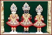 Beutifully adorned murtis of Shri Dham, Dhami and Mukta