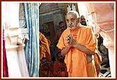 Swamishri doing darshan in Akshar Deri