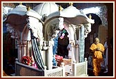 Swamishri circumambulating the Akshar Deri