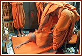 Swamishri offers prostrations to Ghanshyam Maharaj