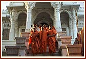 Swamishri descends the mandir steps