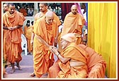 Swamishri greets Balmukund Swami