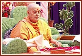 Swamishri engaged in Thakorji's darshan while doing the mala