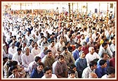 Devotees engaged in darshan of Swamishri's morning puja 