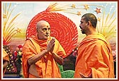 Swamishri humbly bows to all sadhus and devotees