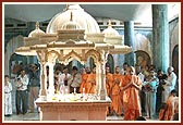 Circumambulates the shrine of Yogiji Maharaj