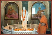 Swamishri engaged in darshan and prayer to Yogiji Maharaj in Yogi Smruti Mandir