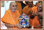 Swamishri sanctifies the administrative office with Thakorji