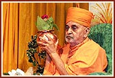 'Swamishri engaged in Chopada pujan ritual