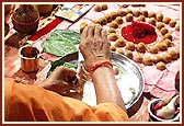 Swamishri ceremoniously bathes Shri Harikrishna Maharaj in panchamrut during the rituals
