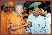 Swamishri converses with a devotee